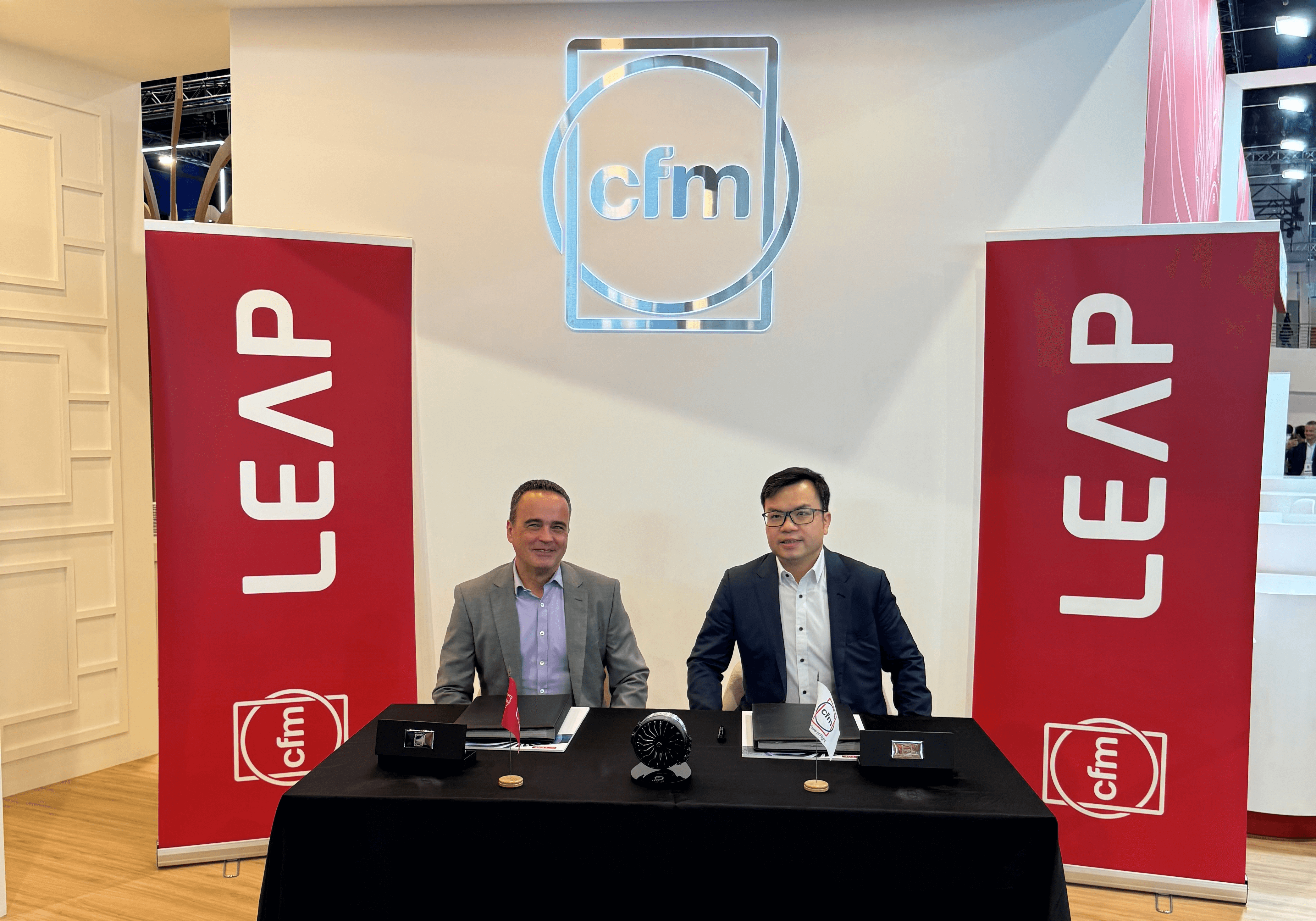 L: Sebastien Imbourg, Vice President, Sales & Marketing, Safran Aircraft Engine R: Michael Poon, Executive Director and Chief Executive Officer of CALC